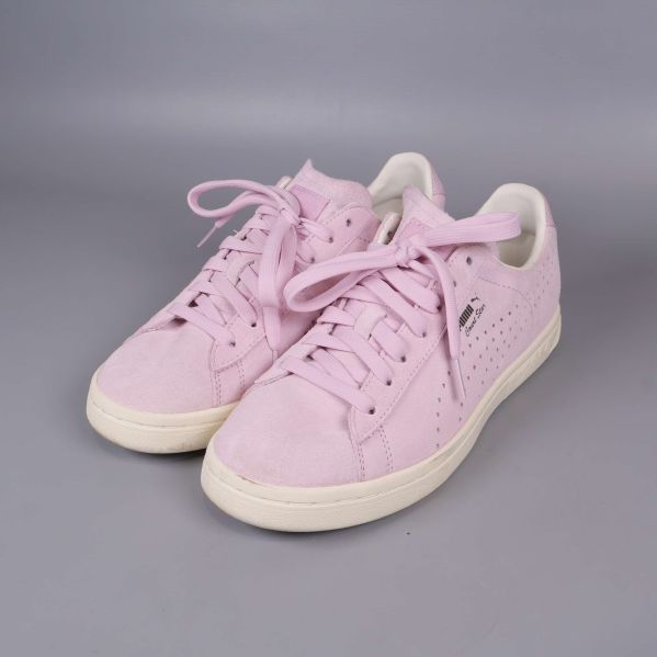 Ljusrosa sneakers med perforerade sidor och snörning