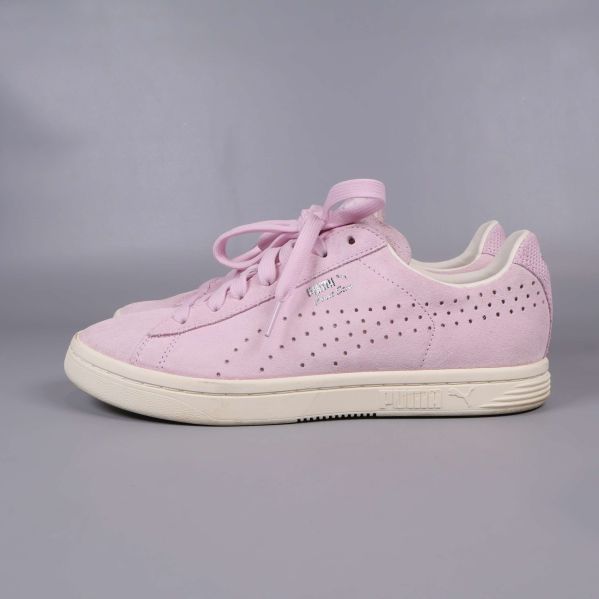 Sneaker i profil med perforerade hål och vit sula