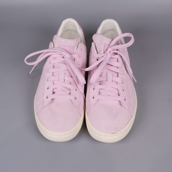 Sneakers framifrån i ljusrosa med vita sulor