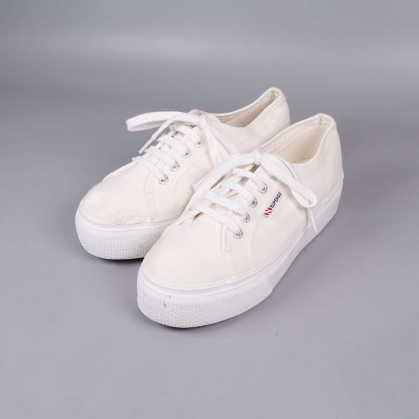 Vita platåsneakers med vita snören och tjock sula