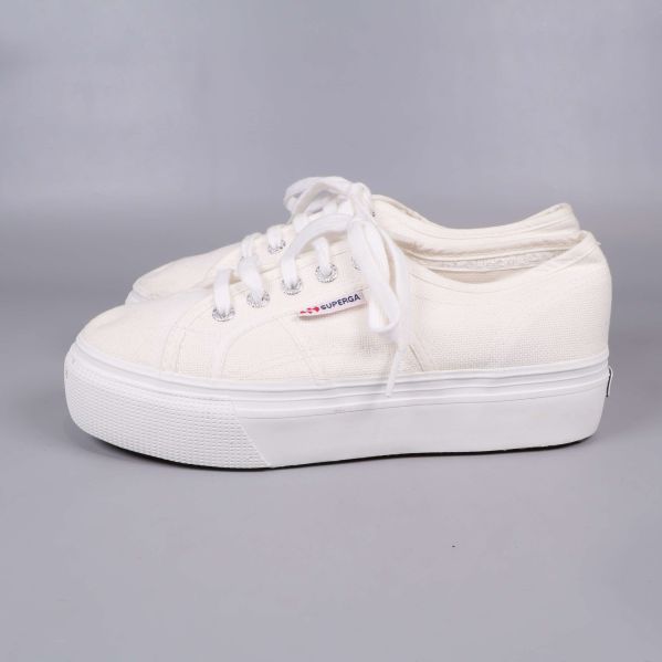 Sneakers från sidan med Superga-loggan synlig