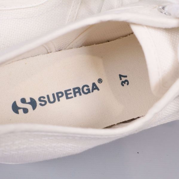 Superga logga och storlek 37 på innersula
