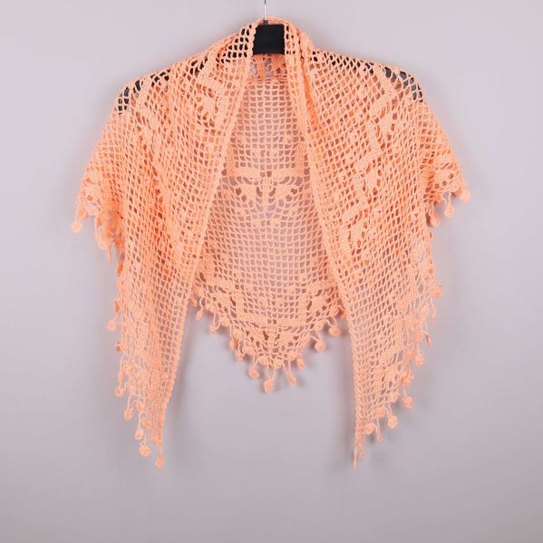 Virkad trekantssjal med fransar i aprikos nyans