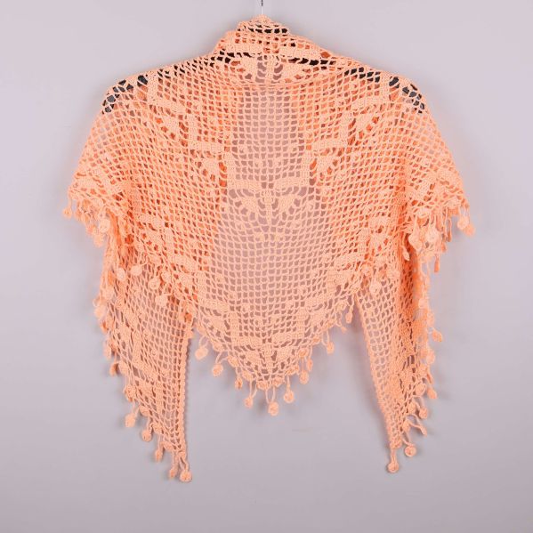 Baksidan av virkad aprikos sjal med mönster