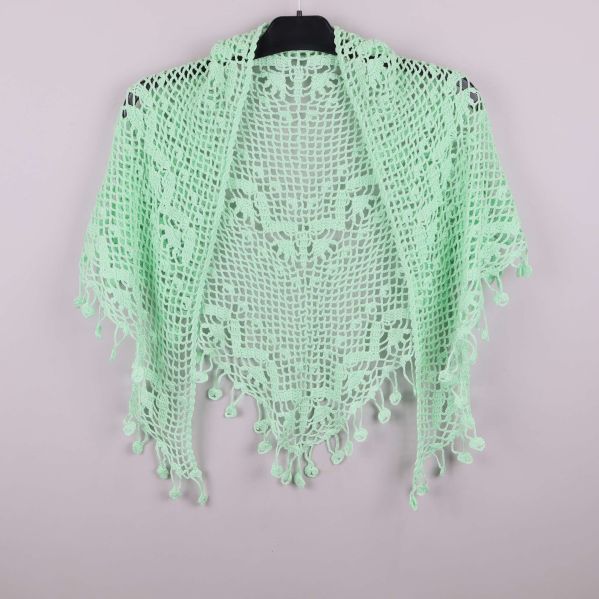 Mintgrön virkad sjal med tofsar framtill på galge