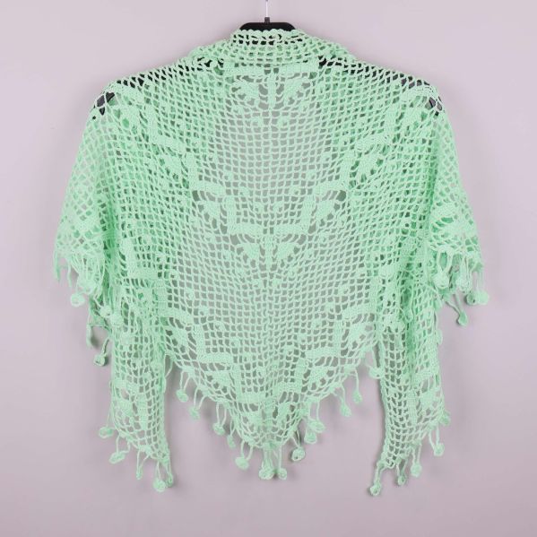 Baksida av mintgrön virkad sjal med mönster och tofsar