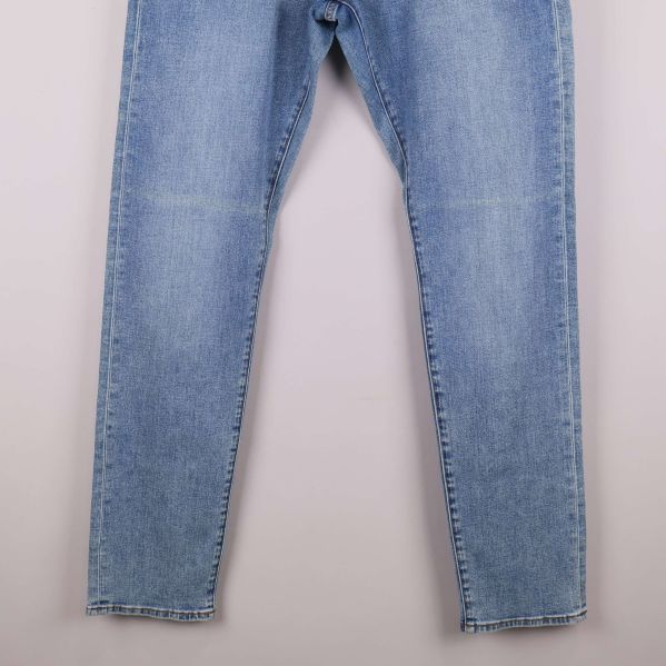 Nedre delen av jeans med raka ben