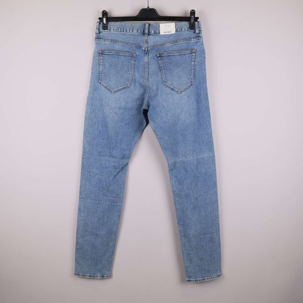 Jeans bakifrån med två bakfickor och raka ben