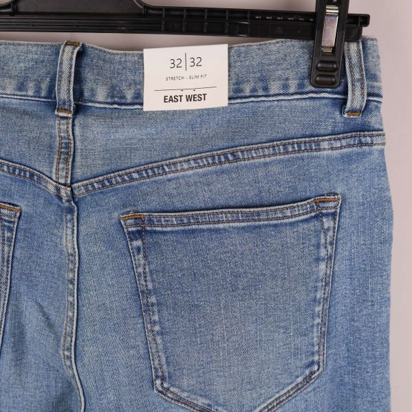 Detalj på bakficka och etikett med storlek 32/32