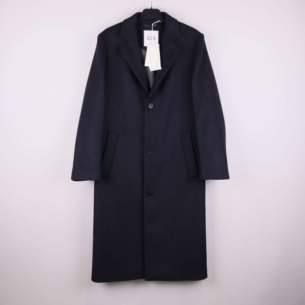 Lång svart rock med tre knappar framifrån på galge