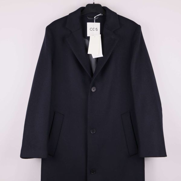 Detaljbild av rockens övre del och fickor