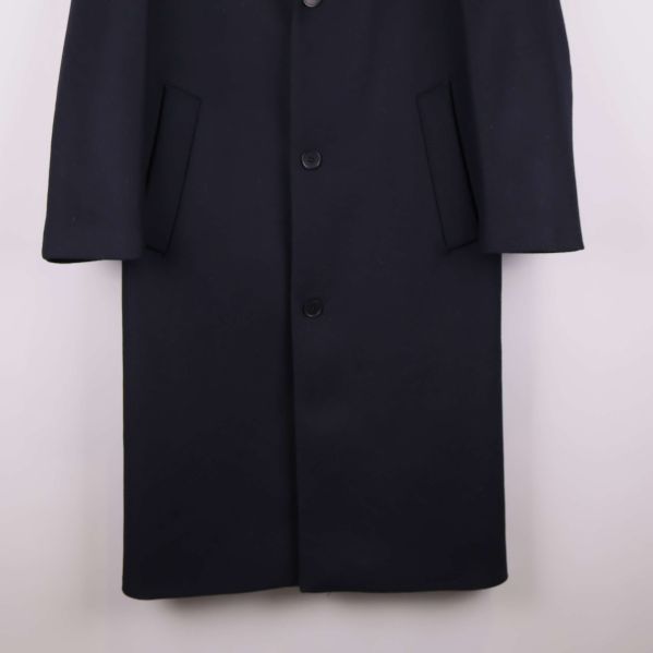 Nedre delen av svart rock med raka linjer och sömmar