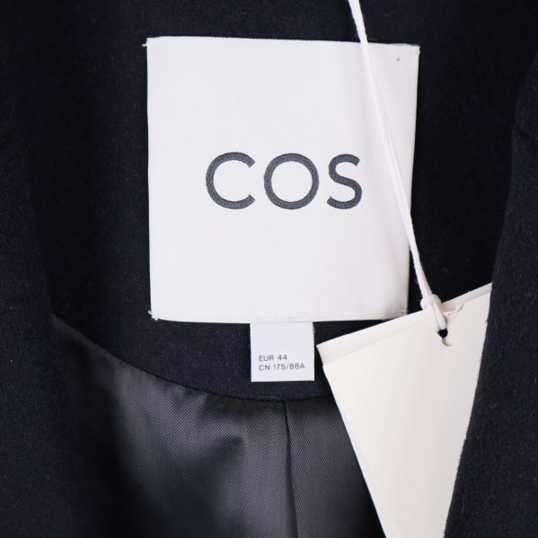 Närtagen bild på COS-logga och storleksetikett