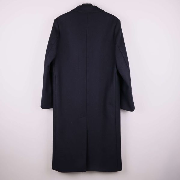 Svart rock sedd bakifrån visar rak passform