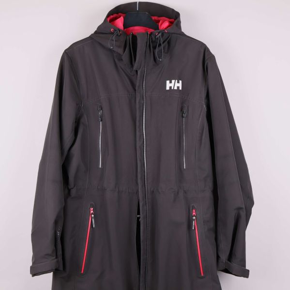 Långjacka framifrån med röda detaljdragkedjor