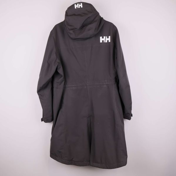 Svart långjacka med huva sedd bakifrån, vit logga