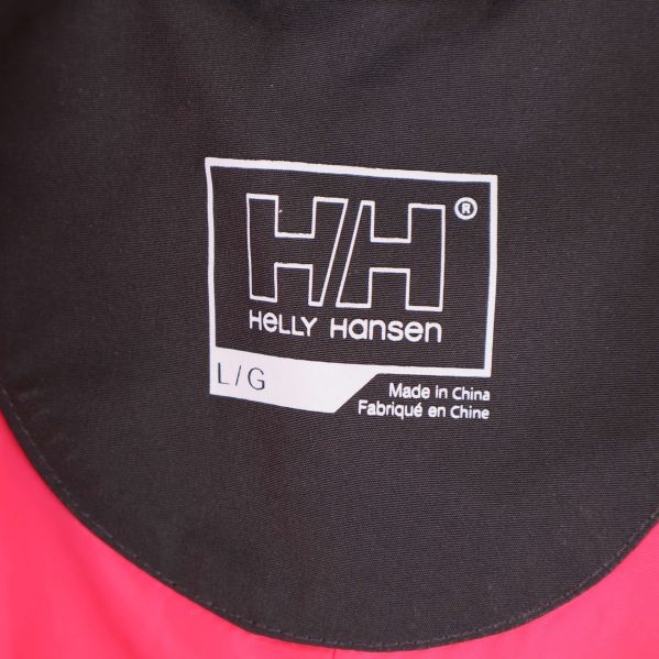 Närbild av Helly Hansen-logga och storleksinformation