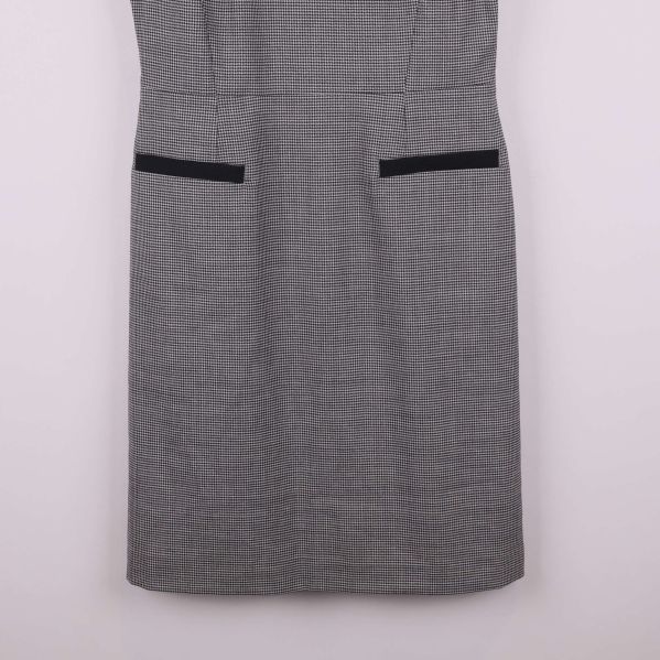 Närbild på fickor och nederdel i rutigt mönster