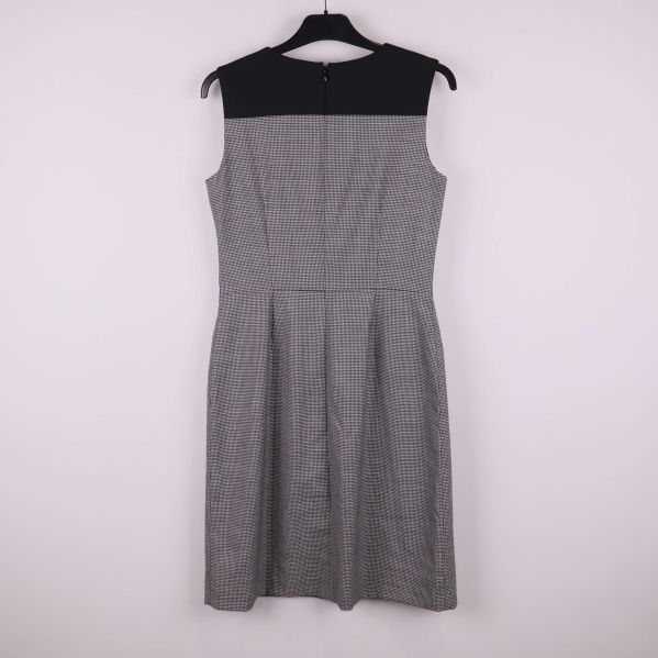 Ärmlös klänning med svart och rutigt mönster bakifrån