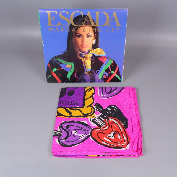 Rosa och lila scarf med hjärtmotiv och Escada-förpackning