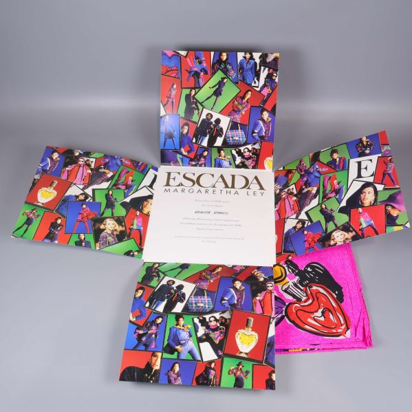 Escada scarf och tillhörande certifikat i uppvikt ask