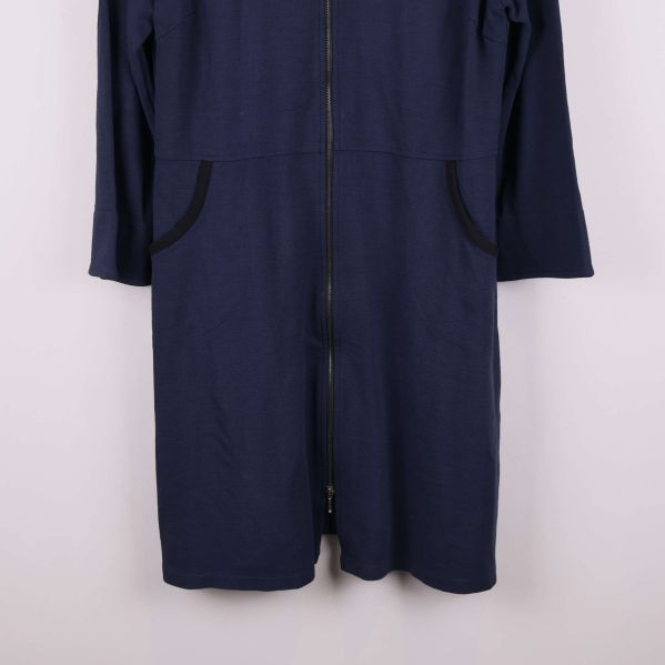 Jackans nederdel med svarta fickdetaljer