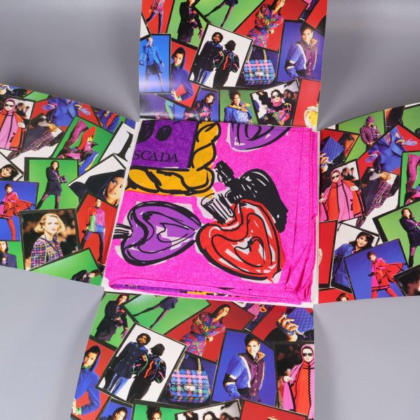 Scarf i ask med färgrika modebilder som omslag