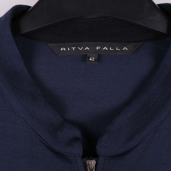 Närbild på märkessnabb och storlek Ritva Falla 42