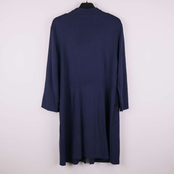 Jackan bakifrån i enkel mörkblå design