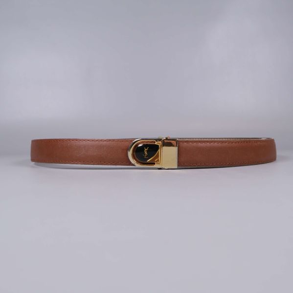 Brunt bälte i helbild med gulddetaljer
