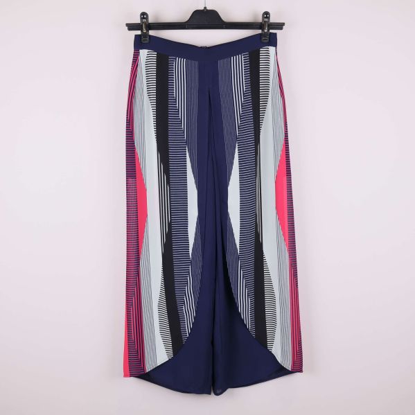 Framsida av vida byxor med grafiskt mönster