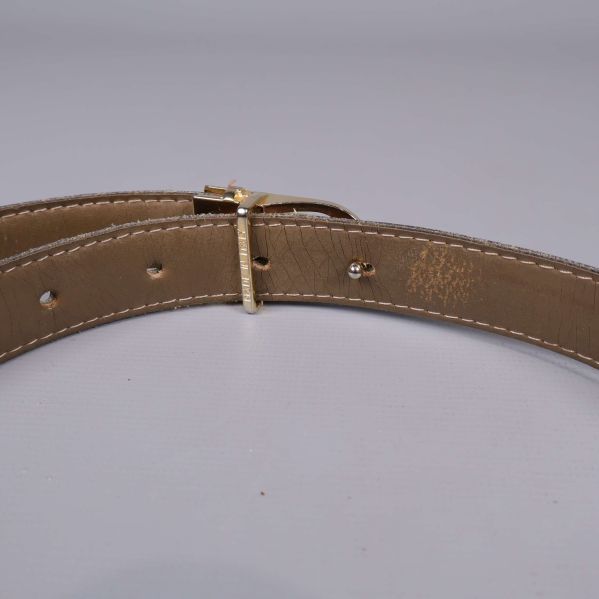 Insidan av bältet med ljusbrunt foder och sömmar