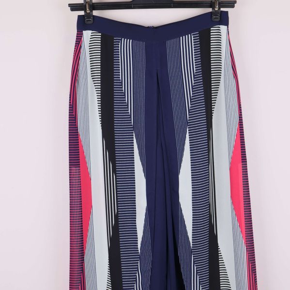 Närbild på midja och mönster på byxor