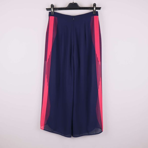 Baksida av vida byxor med färgglada detaljer