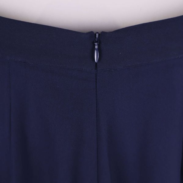 Närbild på dold dragkedja i midjan bak