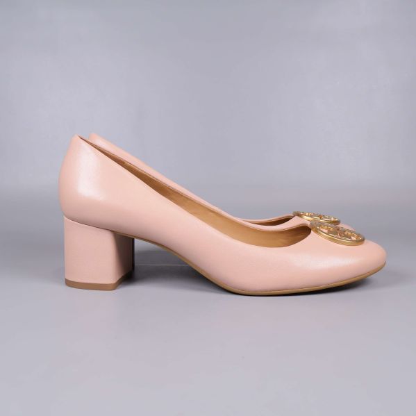 Sidan av pumps med klack