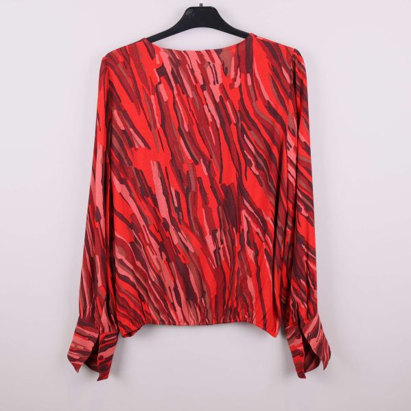 Röd mönstrad blus med vida ärmar, baktill