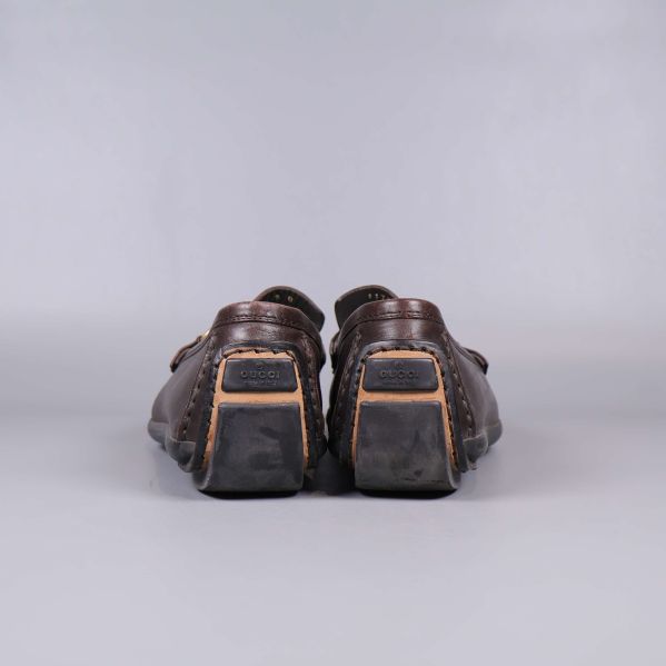 Baksidan av båda loafers med dekorativa detaljer