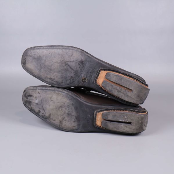 Slitna yttersulor på båda loafers liggande