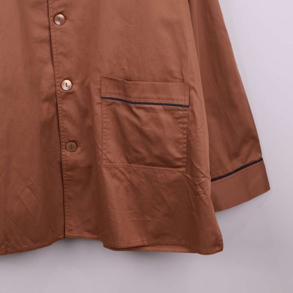 Närbild på ficka och ärmslut på pyjamasskjorta