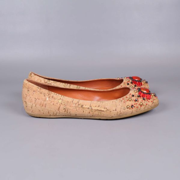 Sidosikt på ballerinaskor med naturfärgat korkmönster