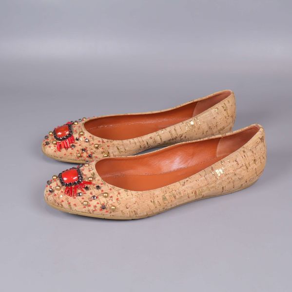 Beiga ballerinaskor dekorerade med färgglada stenar från sidan