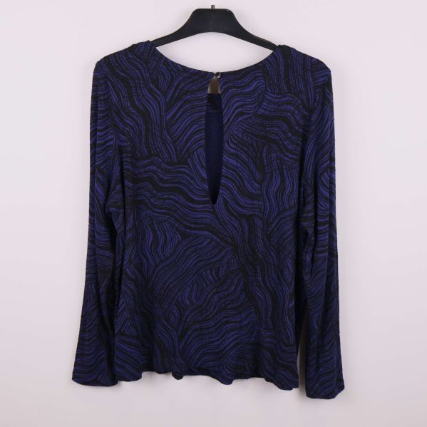 Baksidan av blåsvart långärmad topp med knapp i nacken