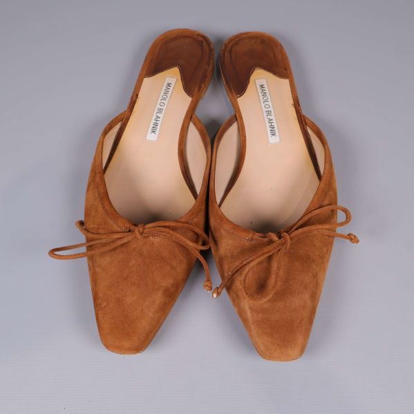 Slip-in skor i mocka fotograferade uppifrån