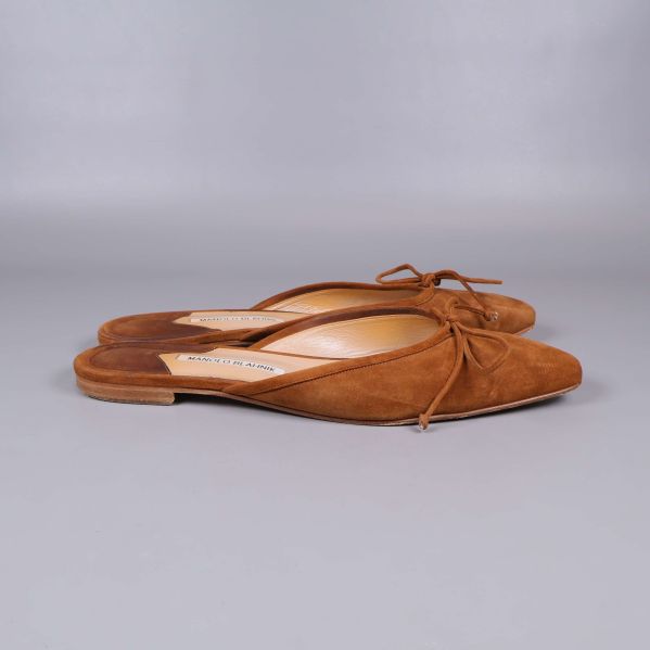 Profilvy på bruna slip-in skor med låg klack