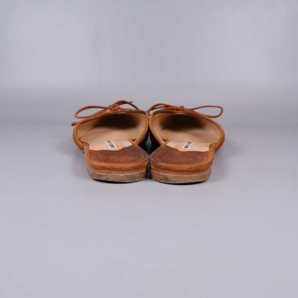 Slip-in skor fotade bakifrån för att visa öppen häl