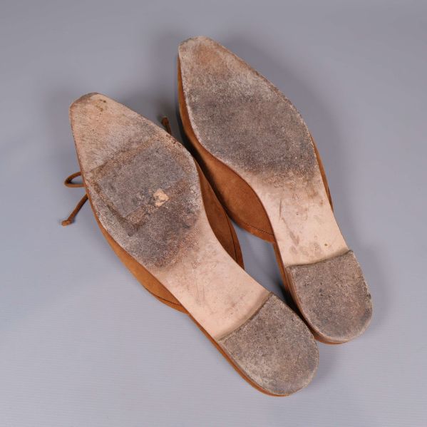 Sulan av använda slip-in skor syns i närbild