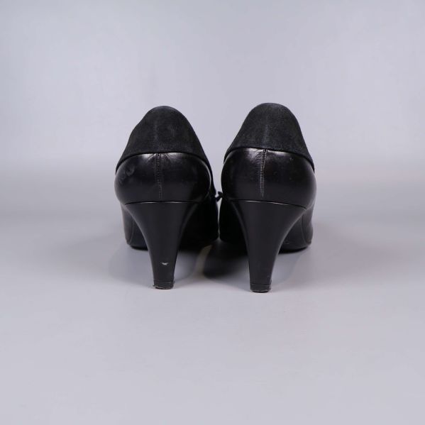 Baksida på pumps och klack, slitage på ena klacken