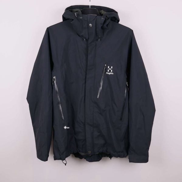 Svart skaljacka med huva framifrån mot vit bakgrund