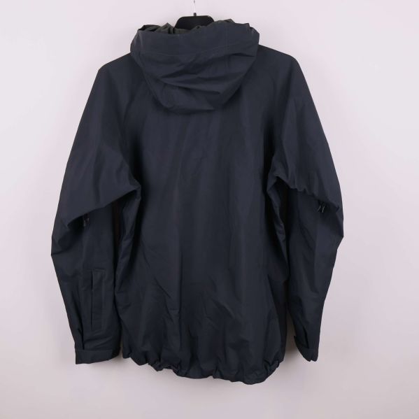 Svart skaljacka med huva bakifrån mot vit bakgrund